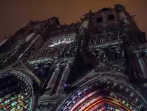 Amiens, Kathedrale Notre Dame. Teil der Westfassade, die mit Farblaser beleuchtet wird: cath�drale en couleur am 23. Dez. 2003, 20:15