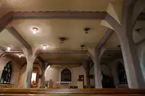 Biel/Bienne, r�m.-kath. Kirche St. Marien (Maria Immaculata). Unterkirche (Krypta). Welche Teile der 1867-70 von Wilhelm Keller gebauten neugotischen Anlage noch vorhanden sind, ist nicht ganz klar. Jedenfalls Nachfolge- (und haupts�chlicher) Bau von Adolf Gaudy, 1926-29. Innenaufnahme mit Blick Richtung Altar und Chor, 27. April 2010, 15:57