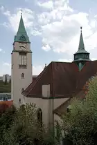 Biel/Bienne, r�m.-kath. Kirche St. Marien (Maria Immaculata). 1926-29 von Adolf Gaudy in den Hang gestaffelte neugotische Doppelkirche mit markantem Glockenturm, unter Einbezug der Frontturmkirche 1867-70 von Wilhelm Keller. Auf Kuppelraum aufgesetzter Dachreiter, dessen Helm und jener des Glockenturms m. E. im Jugendstil. Blick Richtung S�dwesten, 27. April 2010, 15:45