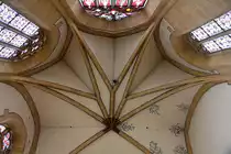 Biel/Bienne, ref. Stadtkirche, ehemals St. Benedikt. Polygonaler Chor mit 5/8-Abschluss und extrem spitzwinkligen Rauten- sowie Dreiecksb�gen. Kreuzrippengew�lbe, Gew�lbekappen z.T. floral bemalt, 27. April 2010, 16:30