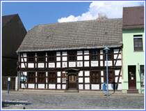 Das �lteste Haus im historischen Stadtkern von Uebigau beherbergt nat�rlich ein Heimatmuseum zur Darstellung der Geschichte des Ackerb�rgerst�dtchens. Im Hof entstand aus der ehem. Scheune eine Kulturscheune f�r verschiedenste Veranstaltungen und dahinter im Garten wurde eine bronzezeitliche Siedlung errichtet. Uebigau, 01.05.06.