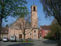 Freiburg im Breisgau,
evangelische Friedenskirche im Stadtteil Oberau,
1950 in Backstein errichtet,
April 2010