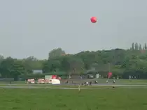 Drei Ein- und Ausg�nge gibt es derzeit am neuen Park auf dem alten Flughafen Tempelhof, sie sind markiert mit roten Ballons. Das ist bei dem kilometerweiten Gel�nde mehr als hilfreich. 9.5.2010