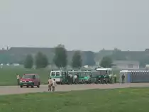 Polizei auf dem ehemaligen Flughafen Tempelhof. Am Vorabend gab es leichte Ausschreitungen, als einige Demonstranten den Zaun des Flughafengel�ndes �berwinden wollten. 9.5.2010