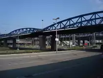 Freiburg im Breisgau,
die Wiwili-Br�cke, benannt nach der Partnerstadt in Nicaragua,
die Fachwerkstahlbogenbr�cke wurde 1886 erbaut,
162m lang und ca.1750t schwer, 2008-09 um 1,5m angehoben und
aufwendig restauriert,
April 2010