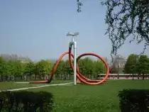 Freiburg im Breisgau,
der Eschholzpark errichtet 1982,
mit dem Kunstobjekt von C.Oldenburg/New York,
der �ber 8m hohe Wasserhahn mit Gartenschlauch erinnert
an die vormalige Gartenanlage,
April 2010