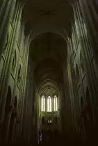 Senlis, Kathedrale Notre Dame, Mittelschiff nach Osten. Nach Brand von 1504 wurde der Bau oberhalb der fr�hgotischen Emporen um 6 m erh�ht und sp�tgotisch, jedoch 6-teilig, eingew�lbt. Jetzige H�he 18 m. Aufnahme von Okt. 1995, HQ-Scan ab Dia.