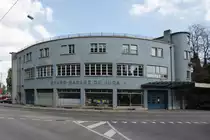 Biel/Bienne, Grand Garage du Jura, 1928-29 erbaut von Eduard Schmid. Eleganter Flachdachbau des Neuen Bauens �ber segmentf�rmigem Grundriss. Befensterung entsprechend ehem. Nutzung f�r Werkstatt, B�ros und Wohnungen. 27. April 2010, 15:40
