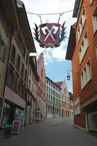 Biel/Bienne, Altstadt-Eingang mit Bieler Wappen. Burggasse f�hrt in die Burg (gr�sserer Platz) hinauf. Auffallende Treppengiebel-Bauten: links Theater, als Zeughaus erbaut 1589-91, sp�tere Umgstaltung. Hinten rechts Rathaus, 1530-34, sp�tgotische Platzfassade. Aufnahme vom 27. April 2010, 17:10