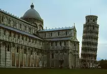Pisa, Dom (Dom Santa Maria Assunta) auf dem Campo dei Miracoli (Feld der Wunder). Bau der haupts�chlich romanischen Kathedrale ab 1063, mit �nderungen und Erweiterungen bis 1350. Der ber�hmte schiefe Turm wurde 1173/74 auf lehmigem Morast und Sand gebaut, neigt sich um fast 4� und ist 55 m hoch. Aufnahme/Zustand von April 1990, HQ-Scan ab Dia.