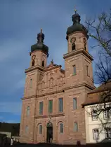 St.Peter im Schwarzwald,
die ehemalige Klosterkirche,
1724-27 vom Vorarlberger Peter Thumb im Barockstil erbaut,
hier die Front in rotem Sandstein mit zwei Zwiebelt�rmen,
Okt.2009