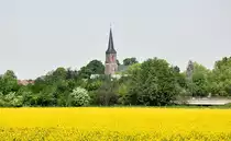 Die Kirche in Euskirchen-Euenheim, eingerahmt von Raps und  frischem Gr�n  - 20.05.2010 