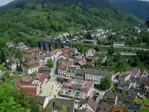 Hornberg im Schwarzwald,
bekannt durch das  Hornberger Schie�en ,
Blick von der Burg auf Stadt und Viadukt der Schwarzwaldbahn,
Mai 2010
