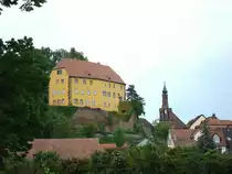 Mahlberg in der Ortenau,
Blick zum Schlo� von 1630 und zur Pfarrkirche,
hochgelegen auf einem Basaltkegel,
Mai 2010
