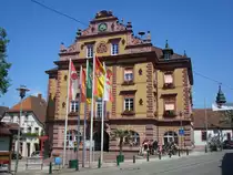 Herbolzheim,
das Rathaus von 1768, wurde 1891-92 aufgestockt und 
die Giebelfassade im Neurenaissancestil aufwendig gestaltet,
Mai 2010 