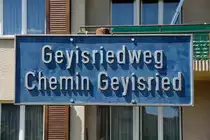 Biel/Bienne, Strassentafel wie �berall in der Stadt konsequent zweisprachig in deutsch und franz�sisch angeschrieben. Geyisriedweg in Mett (frz. M�che), 23. Mai 2010, 15:05