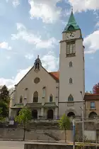 Biel/Bienne, r�m.-kath. Kirche St. Marien (Maria Immaculata). Hauptfassade von S�den. 1926-29 von Adolf Gaudy in den Hang gestaffelte neugotische Doppelkirche mit markantem Glockenturm, unter Einbezug der Frontturmkirche 1867-70 von Wilhelm Keller. Aufnahme vom 27. April 2010, 16:05