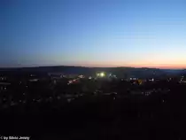 Winti by Night... resp. sp�ter D�mmerung... Die Sonne strahlt zwar noch den Himmel an, aber in der Stadt brennen schon die Lichter. Ebenfalls findet ein Fussballspiel auf der Sch�tzenwiese statt, so dass die Stadionbeleuchtung zu sehen ist. B�umli 4.6.2010