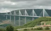Das Viadukt von Millau/Frankreich. Fotografiert am 02.06.2010. Die weltgr��te und h�chste Br�cke. Am 14.12.2001 wurde der Grundstein gelegt und am 16.12.2004 wurde die Br�cke in Betrieb genommen. Technische Daten: Gesamth�he am oberen Ende der Stahlbetonpfeiler betr�gt 343 m. Der h�chste St�tzpfeiler hat 245 m. Die Gesamtl�nge der Br�cke betr�gt 2460 m. Es wurden 205000 Tonnen Beton und 36000 Tonnen Stahlger�st verbaut. 