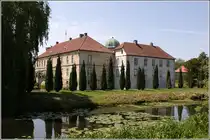 Bad Essen. Das Haupthaus und der n�rdliche Seitenfl�gel von Schloss H�nnefeld von der Parkseite her. 06.06.2010