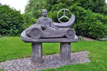 Denkmal f�r Rudolf Caracciola, der am 30.01.1901 in Remagen geboren wurde. Er verstarb am 28.09.1959 in Kassel. Caracciola war der erfolgreichste deutsche Automobilrennfahrer vor dem 2. Weltkrieg. Aufnahmedatum: 27.05.2010