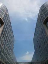 Blick in den blauen Berliner Himmel zwischen den T�rmen des Bundes-Innenministeriums im Juni 2010.