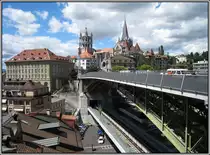 Die Pont Bessi�re mit der Kathedrale von Lausanne im Hintergrund (25.07.2009). Eine sehr interessante Br�cke; oben der Stra�enverkehr, eine Etage tiefer die M�tro Lausanne.