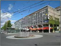 Der Bahnhofsplatz mit einem Hotel gegen�ber dem Bahnhof von Lausanne (25.07.2009).