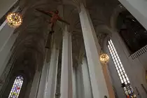 M�nchen, Dom zu Unserer Lieben Frau. Teil Mittelschiff und s�dliches Seitenschiff mit monumentalem Chorbogenkreuz, 1954 von Josef Henselmann. Aufnahme vom 18. Juni 2010, 15:33