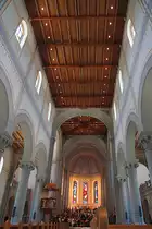 Glarus, Stadtkirche. Mittelschiff in Richtung Chor nach Westen. 1863-66 nach Pl�nen von Ferdinand Stadler in klassizistischer Neuromanik gebaut. Sp�tere Umgestaltungen, Neuausstattungen. Aufnahme w�hrend Pause Konzertprobe vom 05. Juni 2010, 15:12