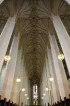 M�nchen, Dom zu Unserer Lieben Frau. Hallenkirche mit hohen Achteckpfeilern und sp�tgotischem (re-gotisiertem) Sterngew�lbe, 31 m hoch. Mittelschiff nach Osten. Aufnahme vom 18. Juni 2010, 15:10