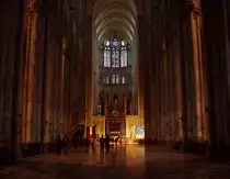 Amiens, Kathedrale Notre Dame. Mittelschiff nach Osten. Festliche Beleuchtung am sp�teren Nachmittag. Aufnahme vom 23. Dez. 2003, 16:37