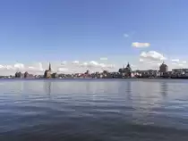 Blick auf die sch�ne Silhouette der Hansestadt Rostock vom Gehlsdorfer Ufer aus bei sch�nstem Sommerwetter.