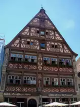 Dinkelsb�hl in Mittelfranken,
 Deutsches Haus , 1440 erbaut, seit dem 16.Jahrh. als Gasthaus genutzt,
Fachwerkfassade in Sp�trenaissance,
Juni 2010