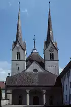 Muri AG, ehemalige Klosterkirche, Westeingang (unten: Renaissance) mit Doppelturmfassade. Komplexe Anlage mit zahlreichen Ver�nderungen. Unterer Teil S�dturm (r.) romanischen Ursprungs. Oberbau Nordturm sowie der beiden Spitzhelme 1558. Aufnahme vor der Aussenrestauration. Juli 1994, HQ-Scan ab Dia.
