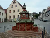 Kohren-Sahlis in Sachsen,
der  T�pferbrunnen  von 1928 ist das Wahrzeichen der Stadt
und versinnbildlicht das heimische T�pfergewerbe,
Juni 2010