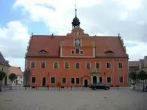 Belgern an der Elbe,
links am Rathaus 1575-78 erbaut, steht ein 6m hoher  Roland ,
der einzige in Sachsen, er ist das Sinnbild f�r Stadtrechte und Eigenst�ndigkeit,
Juni 2010
