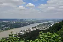 Zweiter Ausblick beim Abstieg vom Drachenfels, in Richtung Nord-Westen. Der Telekom-Tower als markanter Punkt in Bonn erkennbar. 13.06.2010
 