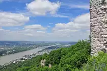Blick vom Drachenfels, rechts ein St�ck der Burgmauer, auf K�nigswinter, den Rhein und Bonn im Hintergrund. 13.06.2010
