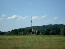 Dresden,
Blick �ber die Elbwiesen zur Hosterwitzer Kirche und dem
Fernsehturm, 252m hoch, gebaut 1963-69,
Juni 2010 