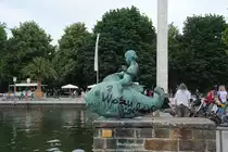 Frau auf Fisch! Diese steht am Maschsee im Hannover, leider gibt es immer wieder Schmierfinkte,diese Statur beschmieren m�ssen. Aufnahme von 04.07.10.