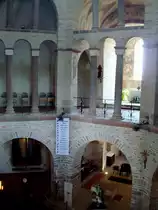 Ottmarsheim im Elsa�,
der achteckige Innenraum entstand nach dem Vorbild des Aachener Domes,
Juni 2010