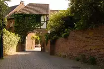 Blick auf die Tordurchfahrt von der Schlo�stra�e aus. Grevenbroich den 5.6.2010