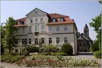 Das Schlossgeb�ude von Gut Sutthausen, im Hintergrund ist die Schlosskapelle zu sehen. 10.07.2010