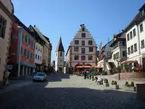 Endingen am Kaiserstuhl,
der Marktplatz mit Rathaus, es wurde 1617 als Kornhaus erbaut mit sp�tgotischen und Renaissance-Elementen, dahinter die St.Martin-Kirche,
Juni 2010