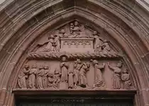 Breisach, St. Stephansm�nster, Tympanon des Westportals. Aus meiner Sicht eher fr�hgotisch; es d�rfte also um etwa 1200 entstanden sein. Aufnahme vom 06. Juli 2010, 12:19