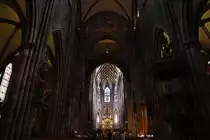 Freiburg im Breisgau, M�nster. De facto Kathedrale seit 1827. Mittelschiff nach Osten in Richtung Vierung - Trompen �hnlich derjenigen in Speyer und Worms - sowie dahinter liegendem polygonalen Chor. Letzterer mit sp�tgotischem Rautengew�lbe. Aufnahme vom 06. Juli 2010, 16:31.