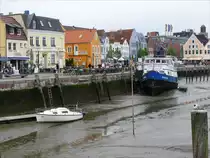 Blick von der Fussg�ngerbr�cke �ber den Hafen mit der NORDERTOR als Schiffsrestaurant und Hafencafe zur Hafenstra�e bei Niedrigwasser; 23.05.2010
