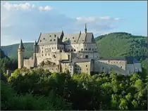 Die imposante Stauferburg, die m�chtigste noch bestehende Wehranlage Luxemburgs, zeugt heute noch, dass die Grafen von Vianden bis ins 15. Jahrhundert die m�chtigsten Herren zwischen Rhein, Mosel und Maas waren.
Die Burg besitzt eine innere Mauer mit Eckt�rmen. Innerhalb dieser Kernburg befinden sich die Wohnr�ume, Fests�le und Wirtschaftsr�ume. Der �u�ere Mauerring ist deutlich niedriger und bietet durch drei auf einander folgende Tore Zugang zum Innern der Burg. Die Anlage ist insgesamt etwa 85 Meter lang und 30 Meter breit.
Die interessantesten R�ume sind die Burgkapelle und der kleine Palas, die im 12. Jahrhundert und w�hrend der ersten H�lfte des 13. Jahrhunderts erbaut wurden. Der J�licher Bau und der Nassauer Bau wurden erst im 17. Jahrhundert errichtet. Der Rittersaal der Burg fasst bis zu 500 Personen.
Ursprung der gesamten Anlage bildete eine r�mische Wachanlage ab dem ausgehenden 5. Jahrhundert. Von 1417 bis zur Franz�sischen Revolution war die Burg im Besitz des Hauses Oranien-Nassau. Die Burg wurde w�hrend der franz�sischen Revolution konfisziert, jedoch 1815 an Gro�herzog Wilhelm I. von Luxemburg zur�ckgeben. Wenzeslas Coster, der damalige B�rgermeister der Stadt, erwarb die Burg 1820 bei einer Versteigerung. Er setzte die verk�uflichen Materialien der Burg wie zum Beispiel Kupferbedachung, Bleiverglasung, Holzt�felung und Eisenbeschl�ge schnell ab, worauf die Burg zusehends verfiel. 1890 kam die Burg mit Gro�herzog Adolf in die H�nde des �lteren Hauses der Nassauer und blieb bis 1977, als sie verstaatlicht wurde, im Besitz der Gro�herz�ge. Seither ist sie fast vollst�ndig restauriert worden. 12.07.10 (Jeanny)
