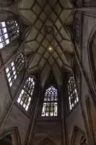 Freiburg im Breisgau, M�nster. Blick in den Obergaden und ins sp�tgotische Rautengew�lbe des polygonalen Chors, geschlossen 1510. Der Gew�lbeschub wird elegant �ber geschwungene Rippen sowie Dienste nach unten abgeleitet. 2-zoniger Wandaufbau nach deutschem Vorbild. Aufnahme vom 06. Juli 2010, 15:53.